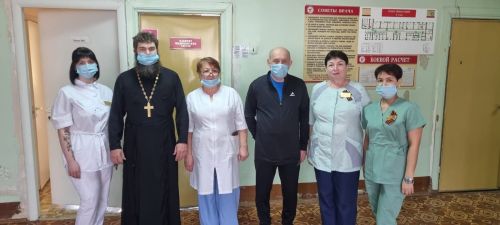 Священник Чистопольской епархии поздравил экстренные службы и навестил детей в больнице
