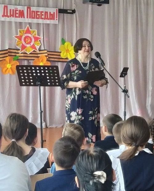 Патриотический концерт в Юлдузской школе собрал зрителей в преддверии Дня Победы