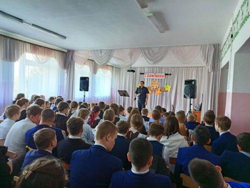 Патриотический концерт в Юлдузской школе собрал зрителей в преддверии Дня Победы