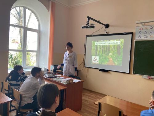 Медицинская сестра провела беседу с учащимися на тему «Клещевой энцефалит»