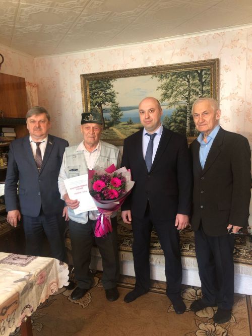 Ветерана труда Ирана Гатауллина поздравили с наступающим праздником - Днём Победы