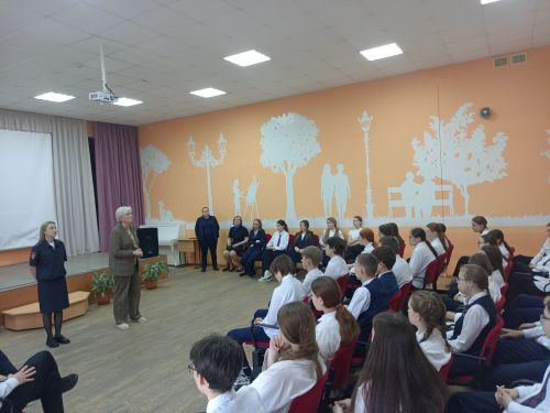 Комендантский час, наркотики, мошенничество: сотрудники полиции провели уроки безопасности для чистопольских школьников
