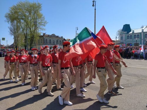 Как эффектно выделить колонну предприятия на параде в честь Дня Победы