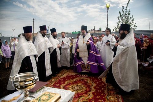 Епископ Пахомий освятил купола и кресты строящегося храма трех святителей Казанских