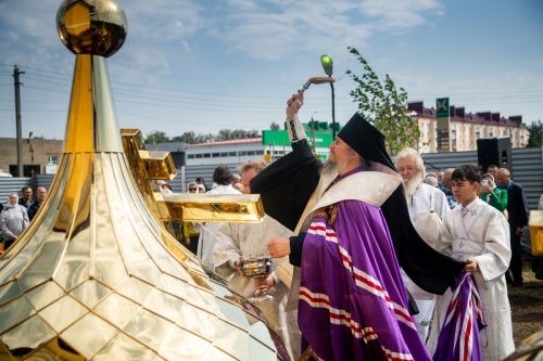 Епископ Пахомий освятил купола и кресты строящегося храма трех святителей Казанских