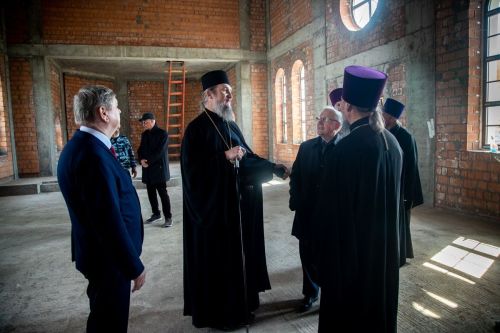 Епископ Пахомий освятил купола и кресты строящегося храма трех святителей Казанских
