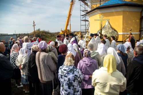Епископ Пахомий освятил купола и кресты строящегося храма трех святителей Казанских