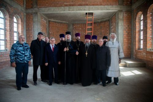 Епископ Пахомий освятил купола и кресты строящегося храма трех святителей Казанских