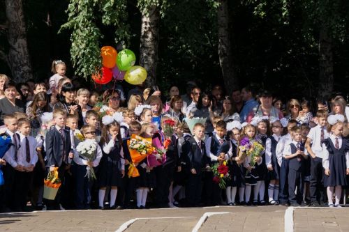 В чистопольской школе № 4 старшеклассники подарили первоклассникам «самолетики будущего»