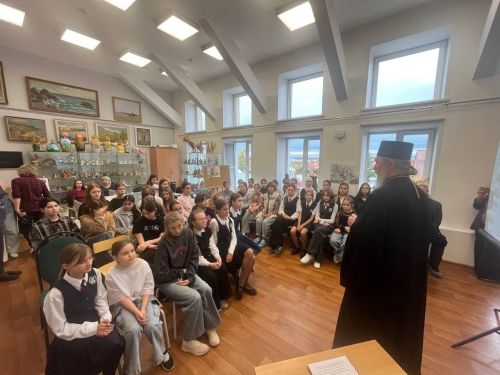 Епископ Пахомий провел беседу об иконописи в художественной школе