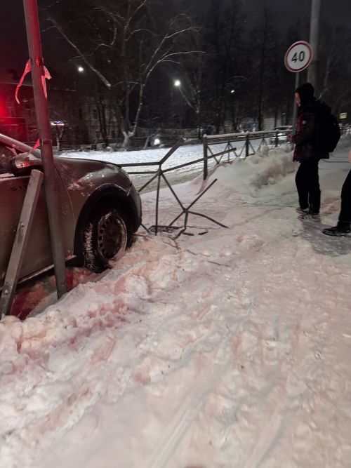В центре Чистополя машина снесла ограждение