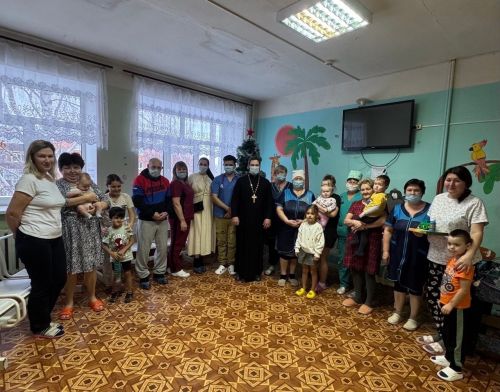 В светлые рождественские дни настоятель чистопольского храма навестил детей в больнице