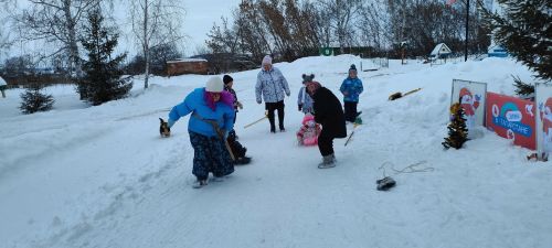 «Лисий хвост» и «Обгони с метлой»: в Чистопольском районе для детей организовали веселые святочные игры