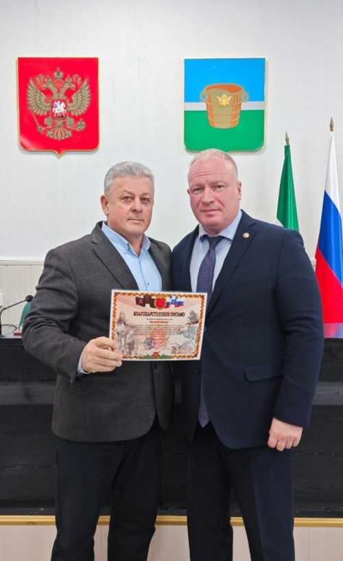 Глава района вручил благодарности от воинских частей за поддержку военнослужащих СВО
