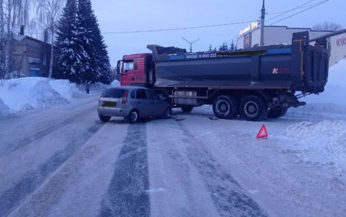 В ДТП в Чистополе пострадал мужчина, который ремонтировал свой автомобиль на проезжей части