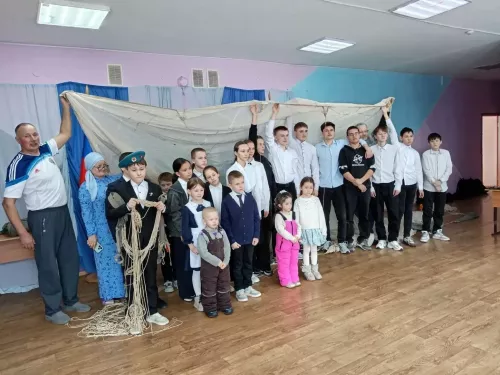 В Адельшинской школе прошёл необычный урок: детям показали, как устроен парашют