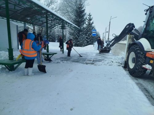 В Чистополе коммунальные службы расчищают остановки от снега