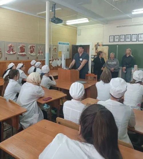 Чистай үзәк район дәваханәсе хезмәткәрләре медицина училищесы студентлары белән һөнәри юнәлеш буенча очрашу уздырдылар
