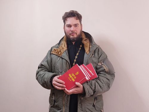 Священник передал Евангелие осуждённым в рамках Дня православной книги