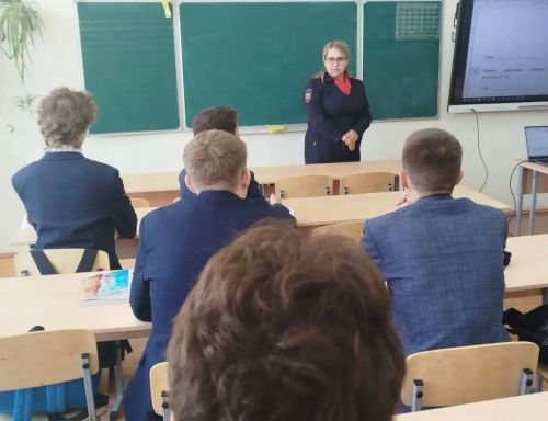 Полицейские Чистополя провели профориентационную встречу с выпускниками гимназии