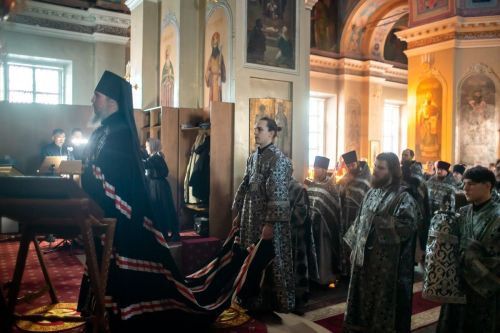 Епископ Пахомий провёл вечернюю службу в Свято-Никольском соборе