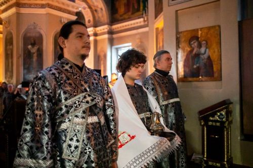 Епископ Пахомий провёл вечернюю службу в Свято-Никольском соборе