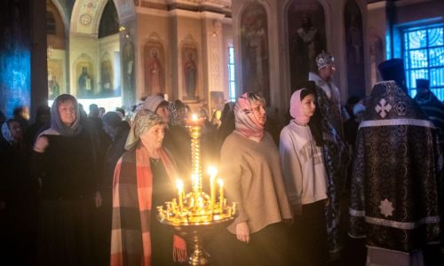 Епископ Пахомий провёл вечернюю службу в Свято-Никольском соборе