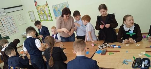Юные читатели  библиотеки Чистопольского района сделали подарки для мам своими руками