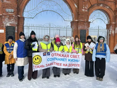 В Чистополе юидовцы поздравили женщин-пешеходов с 8 Марта и подарили световозвращающие аксессуары