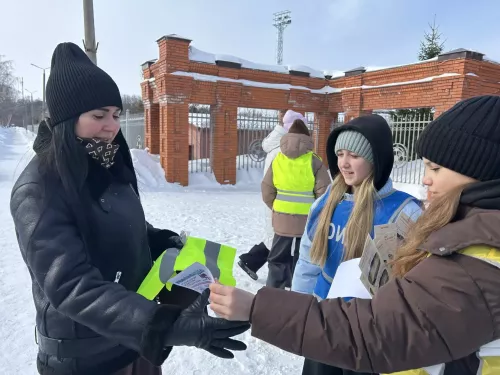В Чистополе юидовцы поздравили женщин-пешеходов с 8 Марта и подарили световозвращающие аксессуары