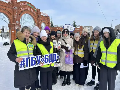 В Чистополе юидовцы поздравили женщин-пешеходов с 8 Марта и подарили световозвращающие аксессуары