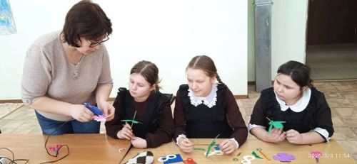 Юные читатели  библиотеки Чистопольского района сделали подарки для мам своими руками
