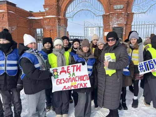В Чистополе юидовцы поздравили женщин-пешеходов с 8 Марта и подарили световозвращающие аксессуары