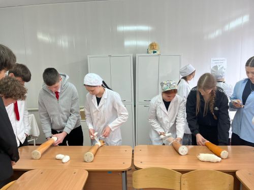 70кә якын мәктәп укучысы Чистай медицина көллиятендә Ачык ишекләр көнендә катнашты