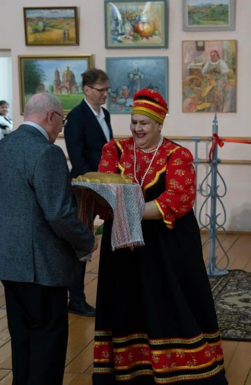 В Чистопольских Выселках открылась новая картинная галерея