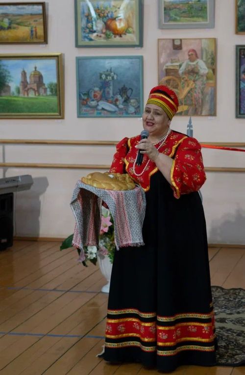 В Чистопольских Выселках открылась новая картинная галерея