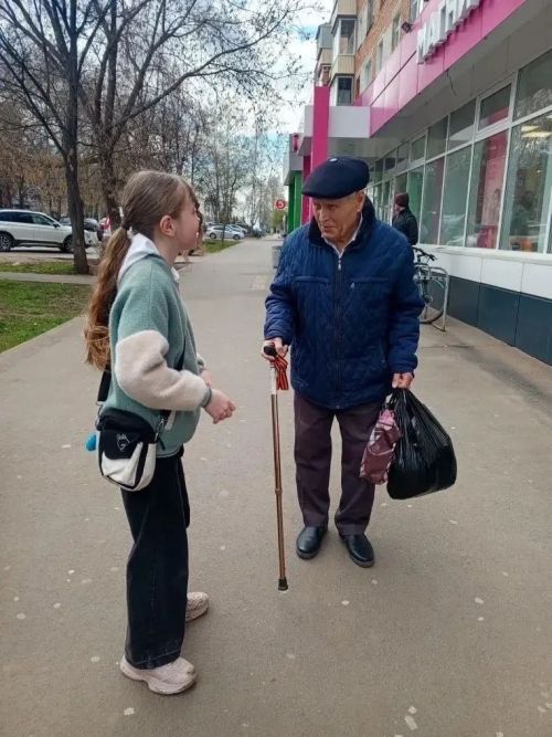 Символ памяти у сердца: воспитанники центра «Ватан» поздравили чистопольцев с Днём Победы