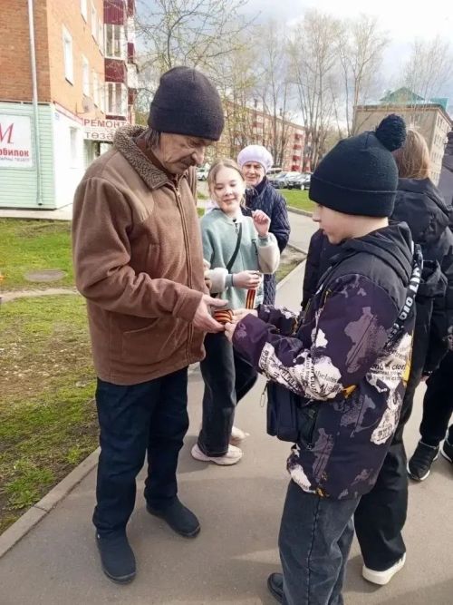 Символ памяти у сердца: воспитанники центра «Ватан» поздравили чистопольцев с Днём Победы