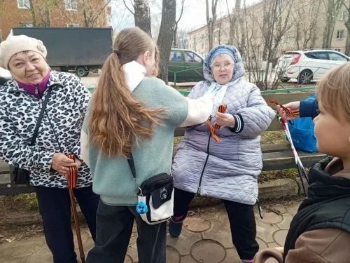 Символ памяти у сердца: воспитанники центра «Ватан» поздравили чистопольцев с Днём Победы