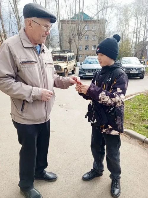 Символ памяти у сердца: воспитанники центра «Ватан» поздравили чистопольцев с Днём Победы