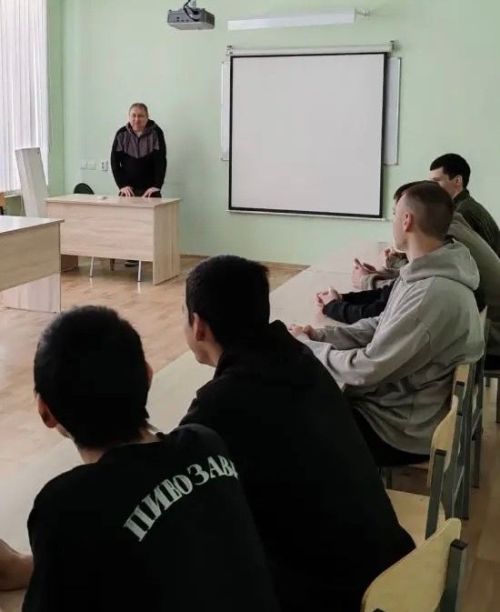 Будущим защитникам Отечества: в центре «Ватан» прошёл час откровенного диалога об армии