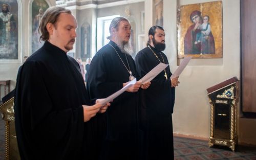 Накануне Великого Четвертка: епископ Пахомий совершил вечернее богослужение в Никольском соборе