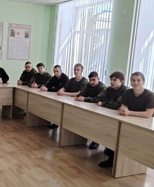 Будущим защитникам Отечества: в центре «Ватан» прошёл час откровенного диалога об армии