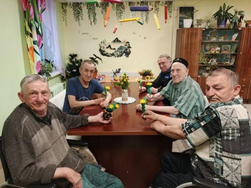 В чистопольском доме-интернате изготовили одуванчики из фоамирана