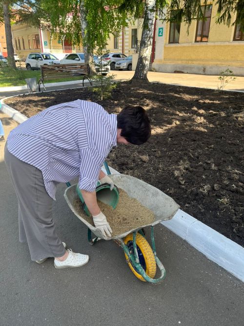 Сотрудники Чистопольской ЦРБ обновили клумбы у административного корпуса