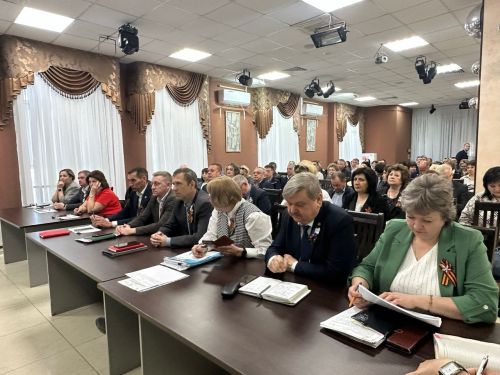 Эдуард Хасанов провел аппаратное совещание: подготовка к 9 Мая, итоги работы ТФ ОМС и оперативная обстановка