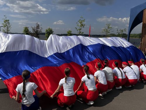 «Под флагом России»: на набережной «Наречье» прошел праздничный концерт в честь Дня России