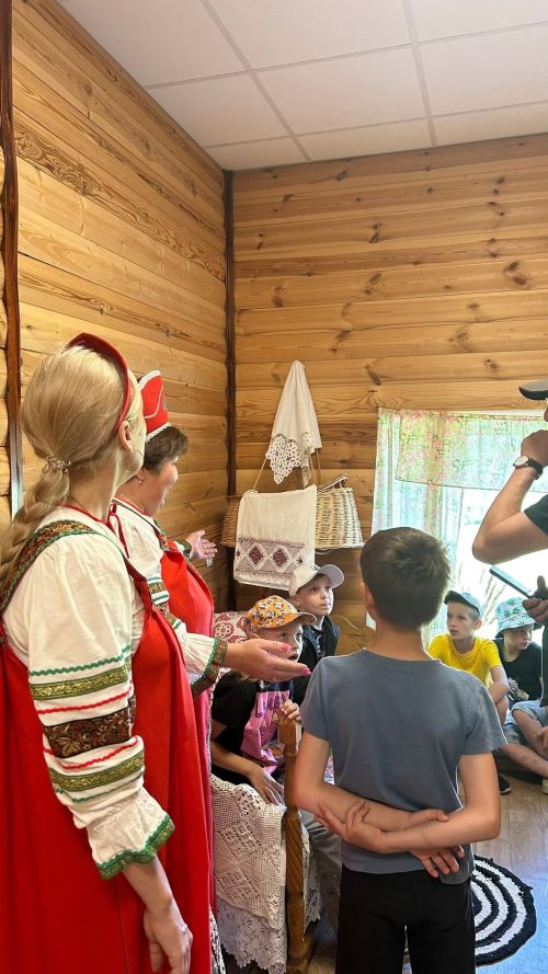 Ребята села Чистопольского района совершили путешествие в «Русскую избу»