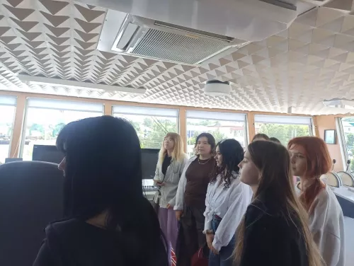 Для чистопольских студентов провели экскурсию на борту четырехпалубного теплохода