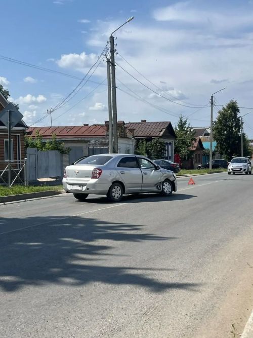 В Чистополе столкнулись две иномарки